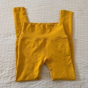 Alphalete Leggings in yellow